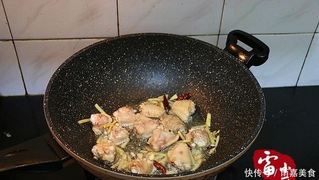  没了|鸡翅别再红烧了，换个花样加它一起烧，喷香下饭，一盘转身就没了