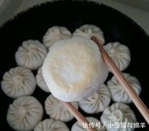  简单|两分钟学会生煎包的做法，简单易学，皮软底脆，咸香多汁