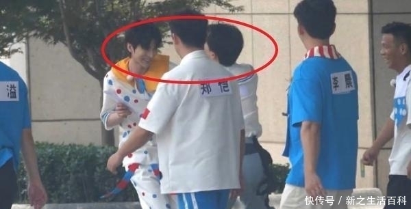 蔡徐坤|在蔡徐坤和郭麒麟镜头下的现实生活画面是调皮的,没有偶像的负担