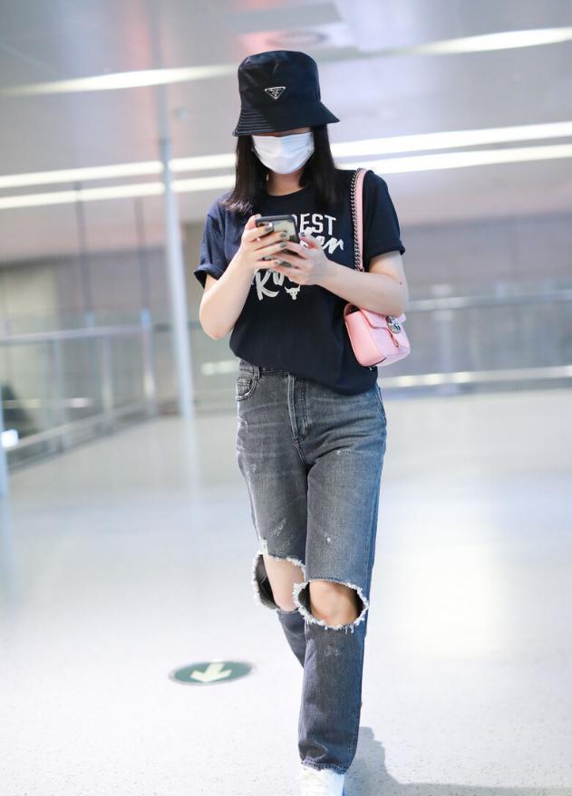  黑色的衣服|柳岩瘦了更好看了，短袖搭条开叉裤，身材又“扁”又高真迷人