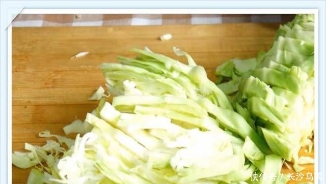  不放过|一棵卷心菜，一个西红柿，教你创造性的吃法，酥脆可口，连汤都不放过