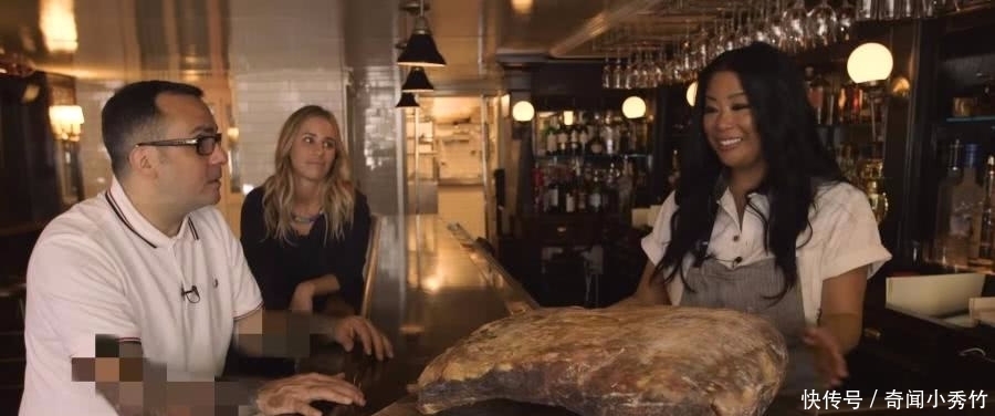 切开|华人请朋友到家做客,拿出一百多天的火腿,切开瞬间老外怀疑人生