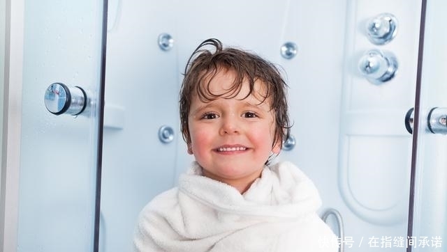  脱衣服|孩子被烫伤后，先脱衣服还是冲冷水？第一步很关键，家长别做错