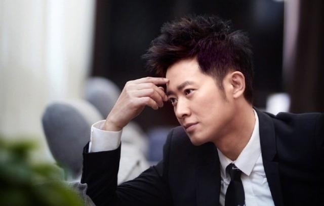 公孙策|淡出娱乐圈多年,网友街头偶遇任泉,短裤配拖鞋,47岁帅气逼人