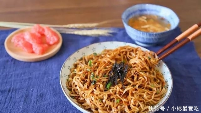 黄磊|边拌边流口水的葱油面,黄磊和汪涵做法不一样,谁的更正宗