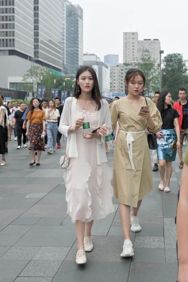 热裤|街拍：身材高挑的小姐姐，条纹上衣配牛仔热裤，青春活力气息