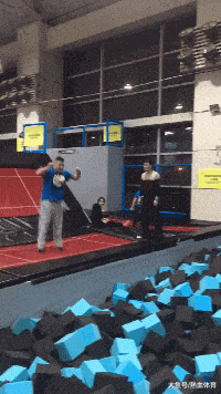  搞笑|搞笑GIF：大姐淡定的等人来救