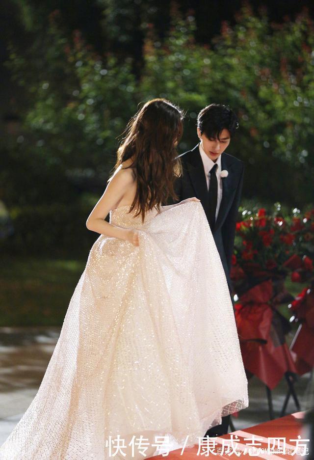 绅士|baby穿婚纱上《跑男》,蔡徐坤绅士帮提裙摆,CP感爆棚了!