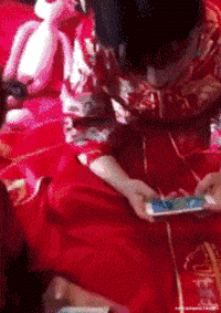 搞笑|搞笑GIF：聚会都让手机搞成什么样了，好心疼大姐