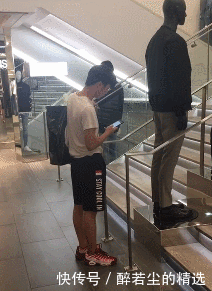  妹子|妹子，你这衣服哪里买的呀，真是好有个性呀，穿出来尴尬了吧