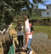 进来|搞笑GIF:这东西怎么突然进来了!可惨了!看看人怎么样了!