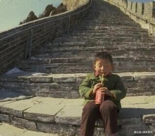 摄影师|第一个尝到可乐甜头的中国人,40年前坐长城喝可乐,如今怎样了