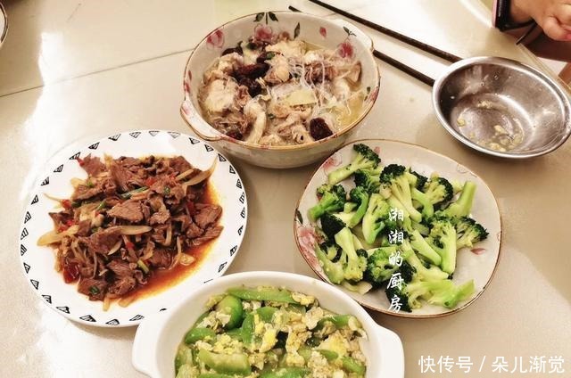 上班族|上班族的温馨晚餐,每天三四道菜,花钱少吃得好,您觉得怎么样