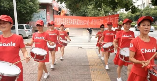 岑巩|岑巩一位彩民连续一年“死守”一组号码，最终893万大奖花落他家