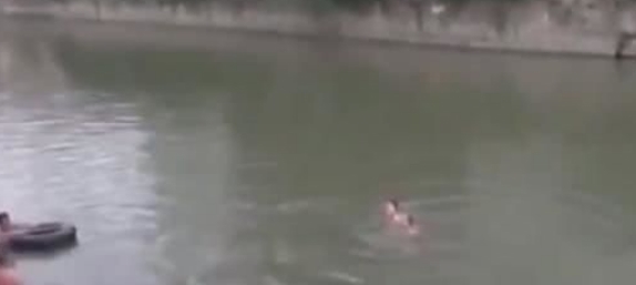 不慎|妹子不慎掉河,男子将她救起,监控拍下救后的不良行为!