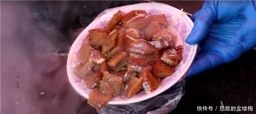 街头|大叔街头卖“廉价”小吃,4块钱一份遭哄抢,食客:吃完打饱嗝!