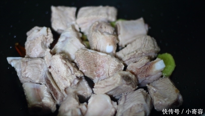 汤汁|土豆炖排骨,这样做,半小时轻轻松松出锅,好吃得连汤汁都不剩