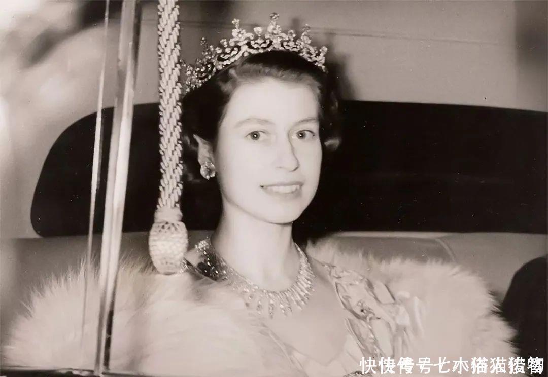 去世|英女王不忘旧恩看她长大的丘吉尔首相去世时，女王破例送他一程
