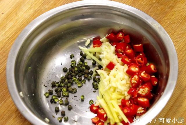 家常|酱拌脆黄瓜的家常做法,酸爽酥脆,十分开胃的一道菜