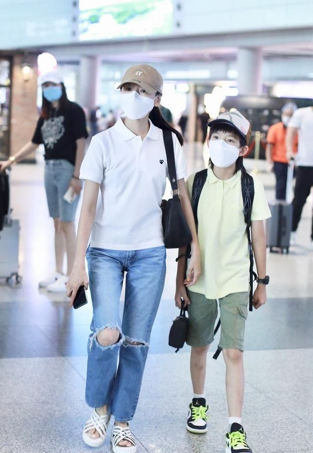  文艺范|董洁罕见携子走机场，时隔1年11岁顶顶个子不见长，小骨架太单薄