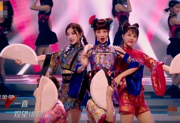 姐姐们|有种“心机”叫蓝盈莹,别人扇子都粘在腰上,她却偏偏与众不同