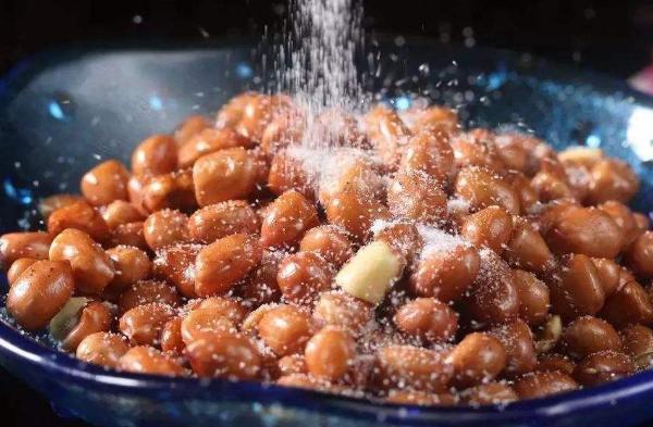 将花生|油炸花生米时,直接下锅可不行,别忘了这一步,炸完酥脆不回潮