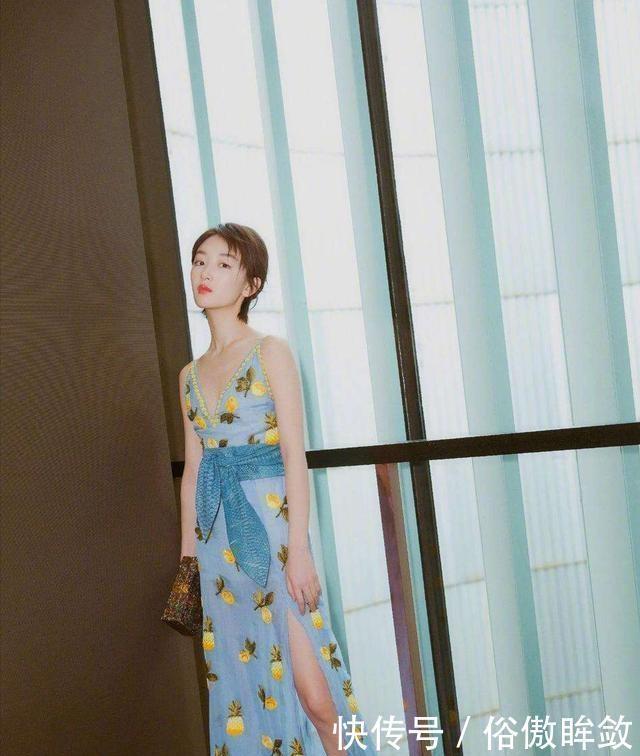选择|香泰又换了发型,她穿着一条小卷曲的花裙子,但身材不好