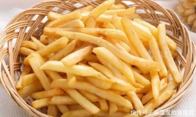 薯条|炸薯条时,需要先焯水吗大厨教你一招,薯条又香又酥不回软!