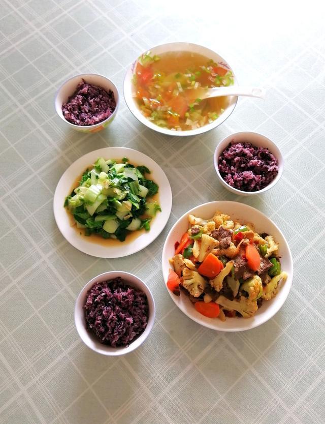 饭菜|晚餐这样吃，蔬菜粗粮多，味道好，网友说你家的饭菜很值得学习