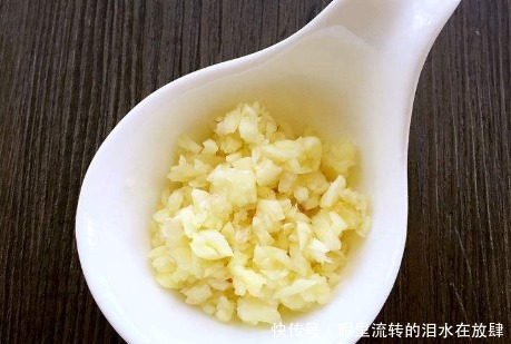 腥味|水煮大虾时,有人放盐,有人放香油,都错了!加点它,鲜嫩无腥味