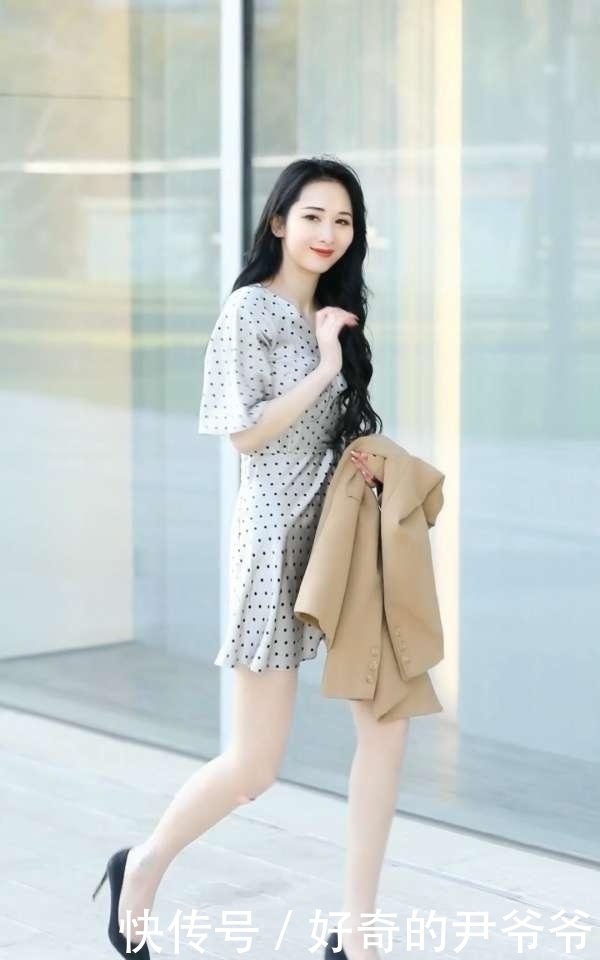 驼色|甜美波点裙,搭配驼色风衣,尽显独特女人味