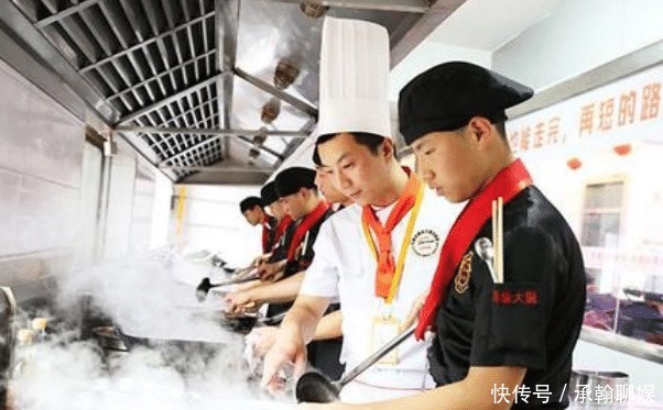 喜欢吃|外国人到中国品尝美食,看见中国厨师的做菜方式,表示:真复杂!