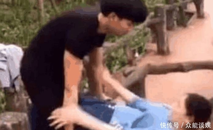 差点|小情侣桥头秀恩爱，深情对视后差点出事。