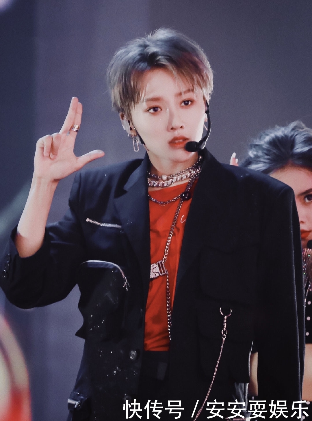  张艺凡|THE-9首秀仅喻言开麦，收视胜《创3》舞台，希林张艺凡颜值惹争议