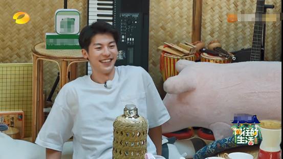  欧阳娜娜|《向往》本季最尴尬嘉宾，全程手足无措难插话，不光陪笑还没镜头