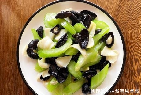  芹菜|三伏天的时令蔬菜，20元一斤有些贵，但值得吃，润肺清热还滋补