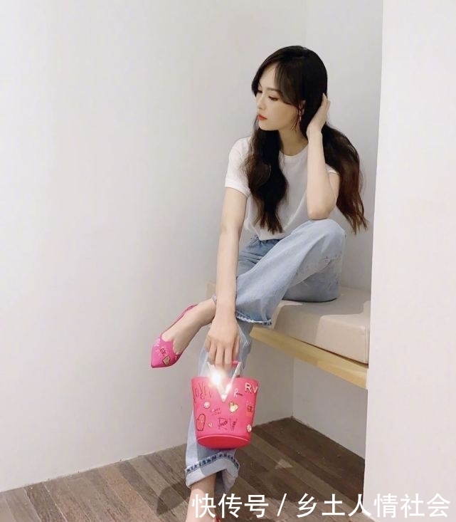 喜欢|唐嫣晒女儿喜欢的玩偶，在淡黄色花床单的衬托下，“宝贝”超萌