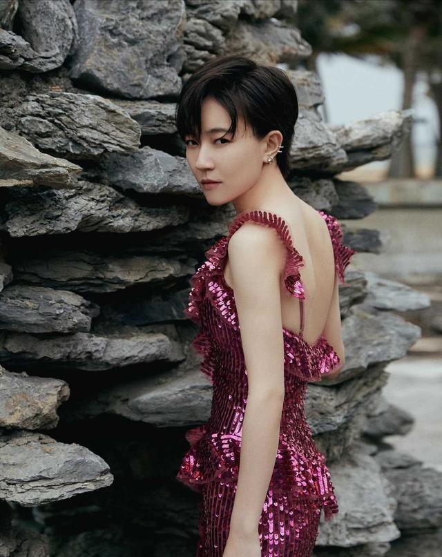 非凡|焦俊艳气质非凡,黑色皮衣配白色长裤干练霸气,美得飒爽不羁