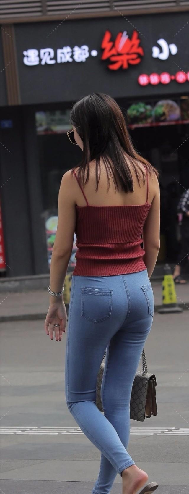 身材|时尚街拍时尚美女达人,紧身牛仔裤很显身材