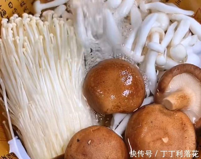  锅中|清淡的四菜一汤，花了仅14元，却吃嗨了一家人，幸福和物质没关系