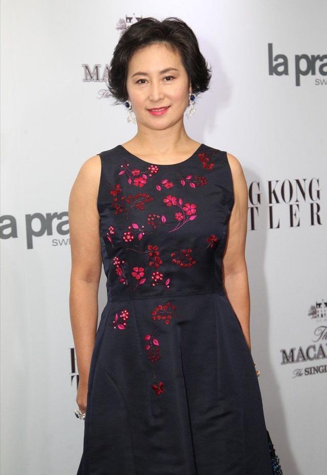  照样|57岁何超琼难得打扮，一袭长裙气质堪比女明星，短发照样美艳