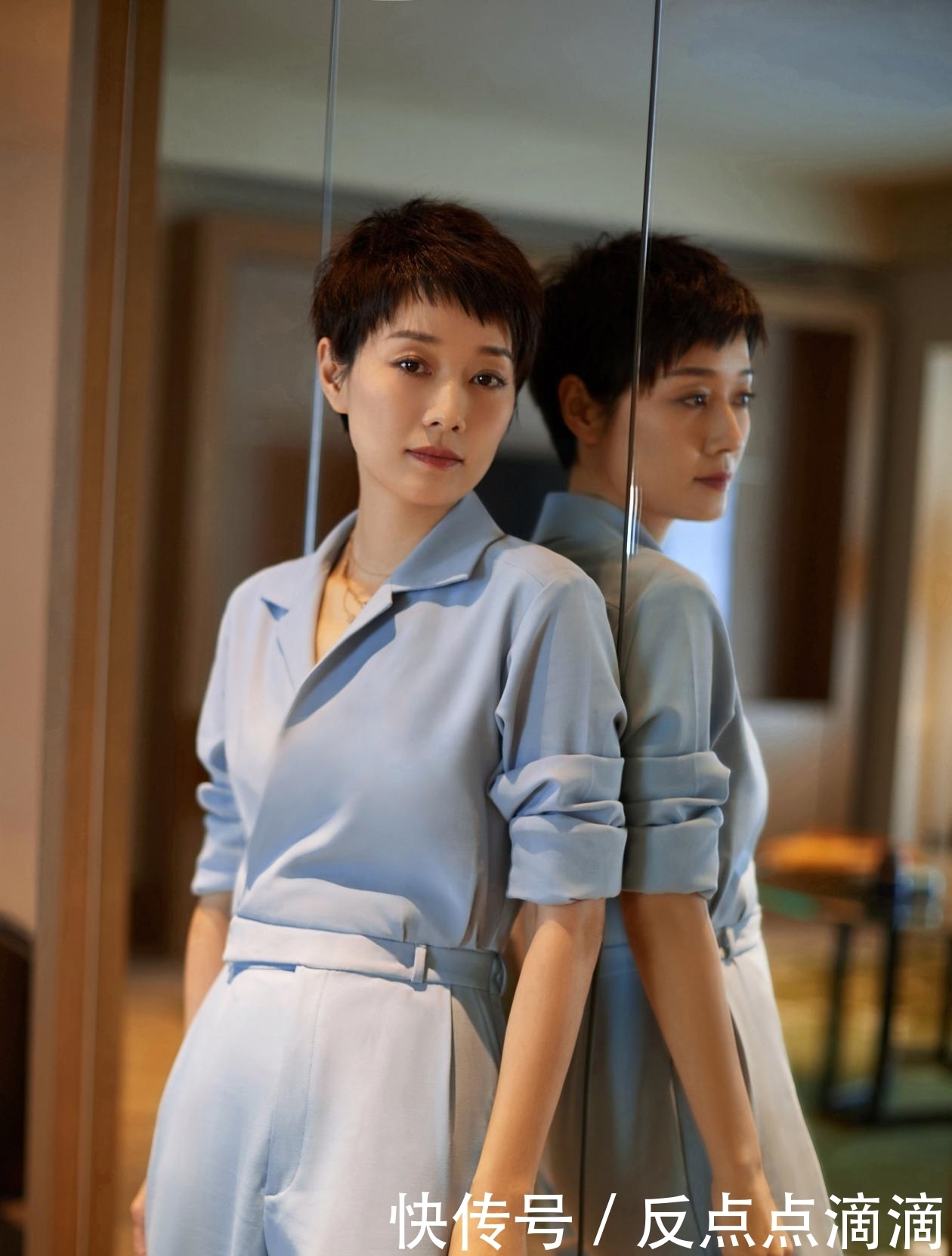 连体|马伊琍终于换发型,挑染短发配丝绒连体裤美得高级,44岁活出自我